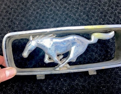 Ford Mustang 1966 vintage parrilla delantera caballo. Coleccionable.  Falta soporte. Foto 1 de 4