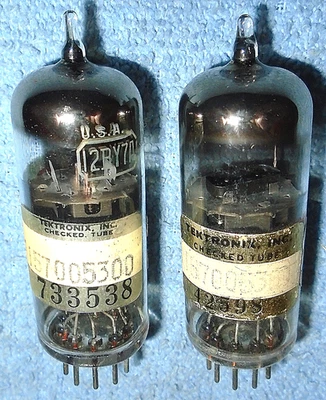 2 tubos de vacío RCA 12BY7A - Pentodos de audio vintage con etiquetas Tektronix Foto 1 de 3