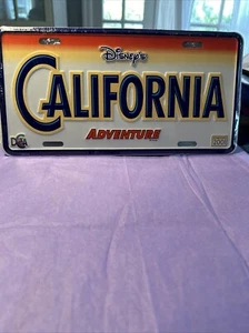 Disney California Adventure Metall Nummernschild Anhänger NEU versiegelt ZURÜCKGENOMMEN - Bild 1 von 4