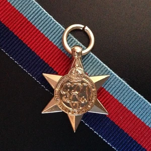 1939 - 1945 STAR MEDAL - GOLD TONE | WWII | MINIATURE | ARMY | AUSTRALIA | WAR - Picture 1 of 4