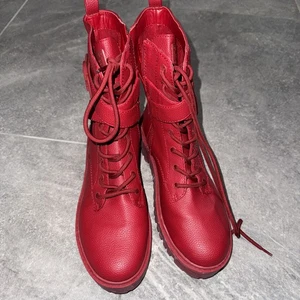 Guess Orana Combat Damenstiefel ─ Auswahl 9,5 rot - Bild 1 von 8