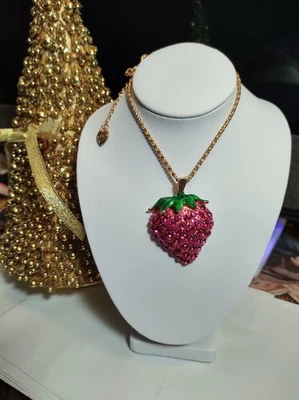 Collar colgante Betsy Johnson Hot rosa cristal fresa chapado en oro. Foto 1 de 4