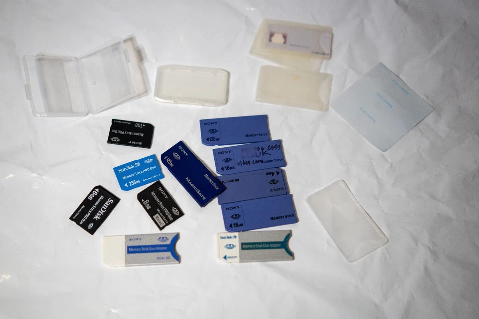 Lote de Memory Stick SanDisk Sony - Pro Duo - Magic Gate - 8 GB - 1 GB - 256 MB - 128 MB Foto 1 de 1