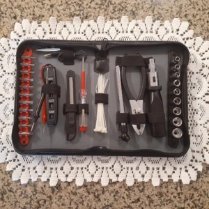 WERKZEUGSET IM REISSVERSCHLUSSKOFFER - HOME & ROADTRIP ESSENTIALS - 49-TEILIG SAE - Bild 1 von 4