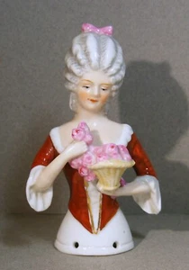 Media muñeca antigua alfiler alemana con cesta de rosas - Imagen 1 de 9