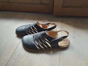 Süsse Sandale von El Naturalista, Größe 37, schwarz vorne geschlossen - Bild 1 von 3