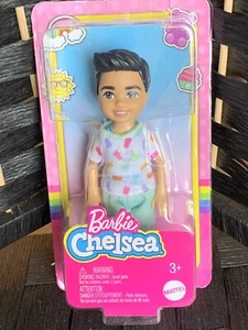 Barbie Club Chelsea Boy Puppe neu gekleidet im Gummibärchen Outfit HTK26 - Darrin Doll - Bild 1 von 10