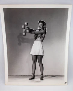 1942 ORIGINAL HOLLYWOOD PIN-UP Gewichtheben LOUISE ALLBRITTON STUDIOFOTO - Bild 1 von 3
