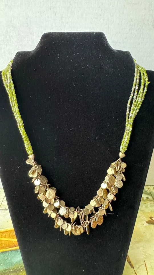 Collar COLDWATER CREEK Firmado Semilla Verde y Metal Martillado Cuentas Verde y Dorado. Foto 1 de 4