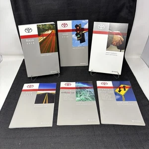 Toyota RAV4 2018 manual del propietario con garantía y guía de pintura, guía de actualización rápida, audio - Imagen 1 de 8