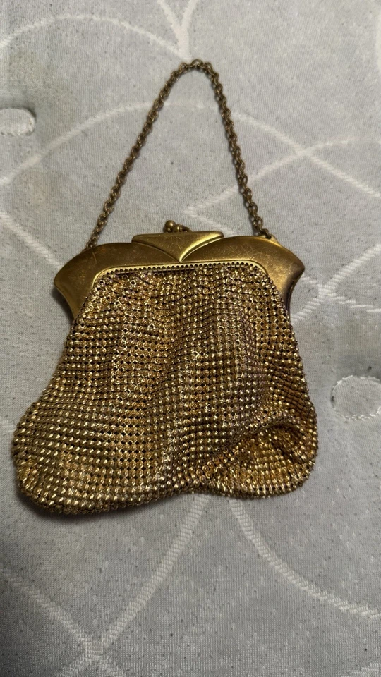 Bolso de noche vintage Whiting & Davis de malla dorada con asa de cadena y cierre de beso Foto 1 de 3