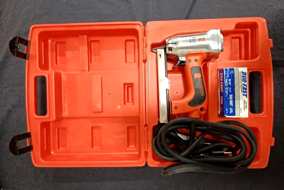 Grapadora eléctrica Roberts Pro 10-600, corona 3/16, 120/15 amperios, calibre 20 con estuche Foto 1 de 4