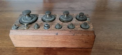 Boite ancienne de 11 poids laiton pour balance - Photo 1/3