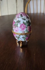 Caja de baratijas vintage de huevos con patas de porcelana diseño floral rosa con bisagras doradas - Imagen 1 de 9