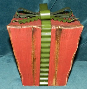 ROTE HOLZ GESCHENKBOX MIT GRÜNEM METALLBAND! FÜR DEKORATIONSZWECKE! WEIHNACHTEN - Bild 1 von 4