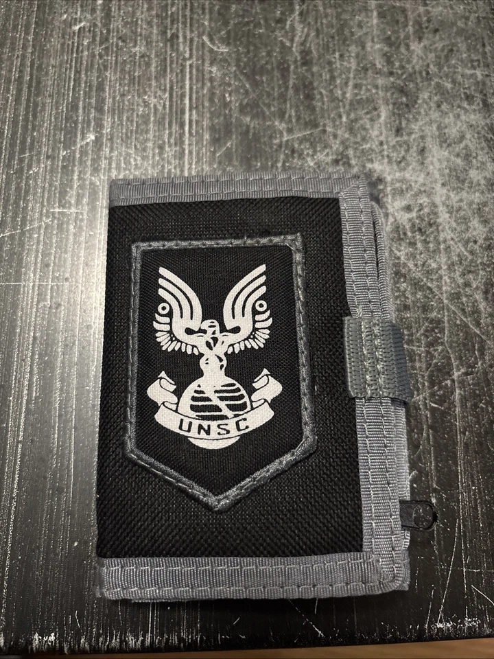 Cartera triple plegable exclusiva de Loot Crate Microsoft 2010 Halo 5 UNSC negra y gris Foto 1 de 4