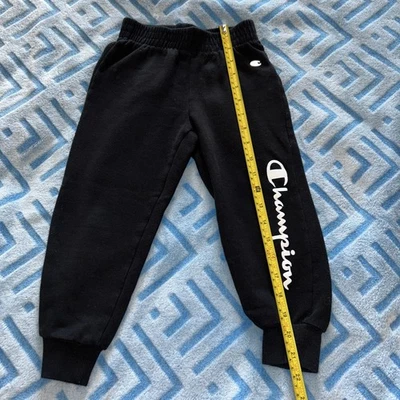 Pantalones de chándal Champion para niños pequeños 5 negros con logotipo gráfico Foto 1 de 4