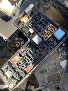 2004 TOYOTA TUNDRA FUSE RELAY BOX  OEM - Bild 1 von 2