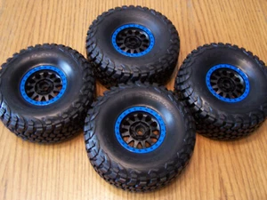 Pneus Fit Traxxas Unlimited Desert Racer UDR Baja KR3 17 mm roue noire garniture bleue - Photo 1 sur 4