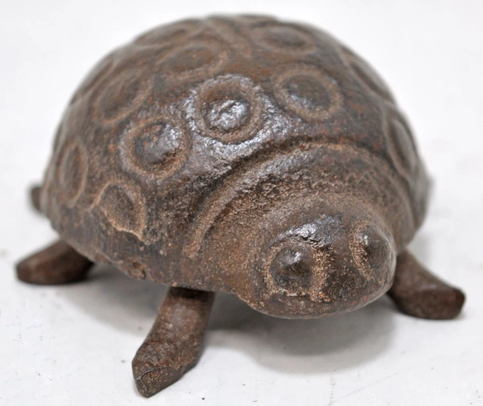 Estatuilla de insecto escarabajo pequeño de hierro de colección original antigua grabada a mano Foto 1 de 4