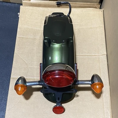 Capuz de para-lama traseiro Triumph Thruxton 900 com luzes traseiras e sinais de mudança de direção OEM - Imagem 1 de 4