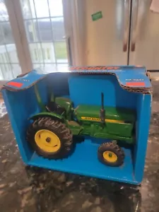 ERTL 581 JOHN DEERE MODEL COMPACT UTILITY TRACTOR WIDE FRONT 1:16 SCALE, 1999 - Picture 1 of 12