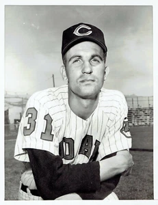 1960 Vintage Photo Cleveland Indians Jim Perry poses in baseball uniform and hat - Picture 1 of 2