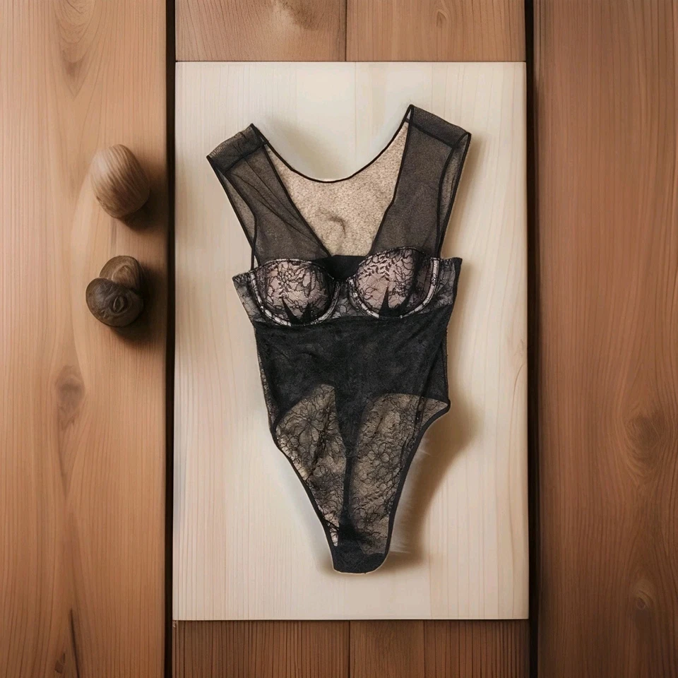 Sujetador acolchado con aros y tanga transparente de encaje negro Teddy 34A de Victorias Secret Foto 1 de 4