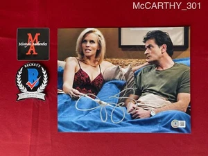 Foto firmada de Jenny McCarthy firmada 8x10 dos hombres y medio Beckett Certificado de autenticidad - Imagen 1 de 5