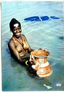 CP Afrique en couleurs - Jeunes femme à la cruche - Picture 1 of 2