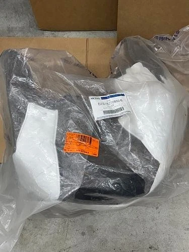 Protector contra salpicaduras genuino Ford EJ7Z-78278B50-B - lado del pasajero (derecho) Foto 1 de 1