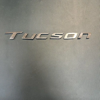 Placa de identificación con logotipo emblema escotilla maletero Hyundai Tucson 2022-26  Foto 1 de 4