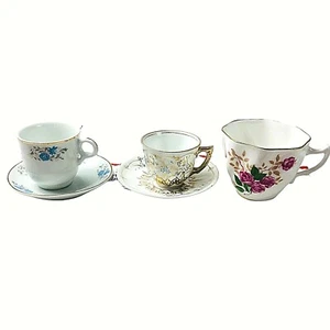 Vintage 3 Tea Cups And 2 Saucers Gold Trim Unbranded 2 Small 1 Medium Floral - Picture 1 of 9