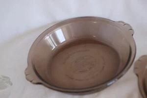 Pyrex 1985 Limited Edition #207 Pie Plates with Handles Set of 2 - Foto 1 di 9