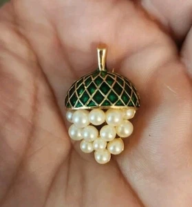 Crown TRIFARI Acorn Brooch Faux Pearl Cluster Green Enamel Goldtone Rare 1" - Picture 1 of 5