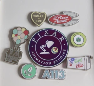Juego de 8 insignias de Disney 2021 World of Pixar Animation Studios en caja error de impresión - Imagen 1 de 7