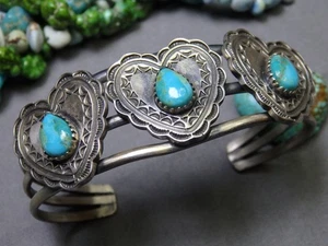 NAVAJO 1990s KINGMAN TURQUOISE Stamped Sterling Silver HEARTS 36g Bracelet - Picture 1 of 14
