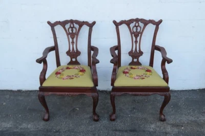 Juego de dos sillas de comedor tapiz con patas de bola y garra talladas Chippendale 6199 Foto 1 de 4