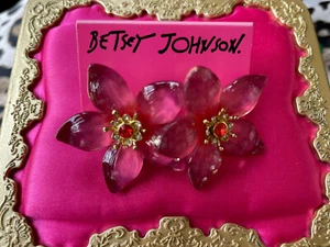 Betsey Johnson Hawaiian Luau Hawaii Fuchsia Pink Hibiscus Lucite Flower Earrings - Picture 1 of 2