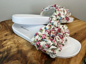 Dearfoams Women’s Size 10 White Slide Sandals Floral Ruffle Cottagecore - Picture 1 of 11