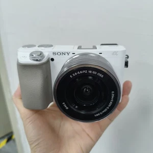 Sony Alpha a6100 24.2 MP Digitale Spiegelreflexkamera mit 16-50mm Objektiv - Bild 1 von 6
