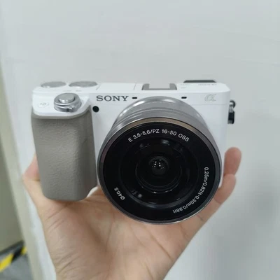 Sony Alpha a6100 24.2 MP Digitale Spiegelreflexkamera mit 16-50mm Objektiv - Bild 1 von 4