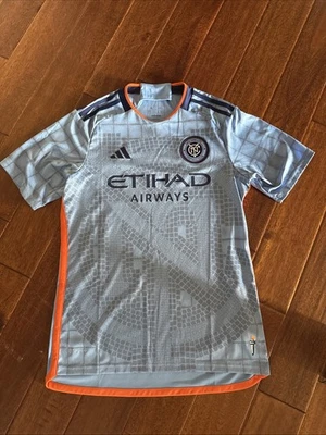 Camiseta de fútbol local Adidas New York City FC 23/24 para hombre calce ajustado medio nueva sin etiquetas Foto 1 de 4