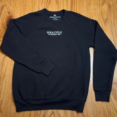 Sudadera SoulCycle negra deletreada para mujer mediana atletismo cuello redondo Foto 1 de 4