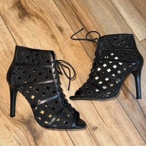 Gianni Bini schwarz Cutout Schnürung Peeptoe Stiletto High Heel Booties Größe 9M - Bild 1 von 7