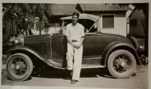 Foto d'epoca trovata bel ragazzo timido modello A Ford Roadster salici Calif - Foto 1 di 4