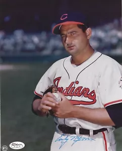 Signed 8x10 EARLY WYNN Cleveland Indians Autographed Photo - JSA Hologram - Picture 1 of 1