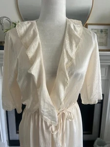 Vintage Cream Robe Size Medium Ruffle Lace Nylon Romantic Tie Front USA - Picture 1 of 6