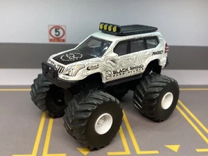 2005 Toyota Land Cruiser Prado Lifted 4x4 Truck 1/64 Diecast Custom Hot Wheels - Picture 1 of 12