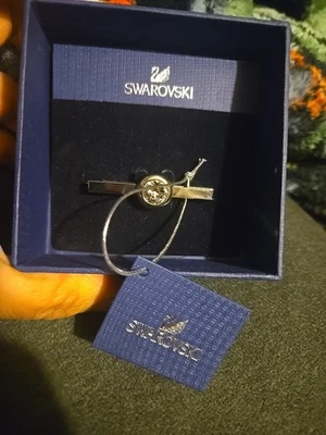 ¡NUEVO EN CAJA Swarovski Tie Bar! Montura de plata con cristal grande Foto 1 de 4